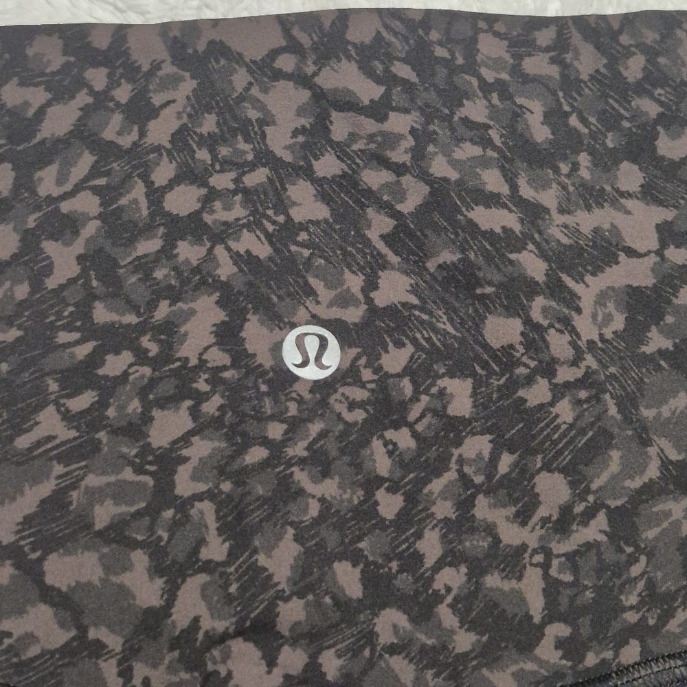 lululemon athletica Black and Brown Camo Patterned Bike Shorts..size:4 - Picture 11 of 11